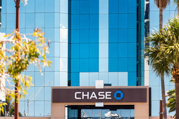 florida city during sunny day with downtown modern glass architecture building and chase bank blue sign - jp morgan imagens e fotografias de stock