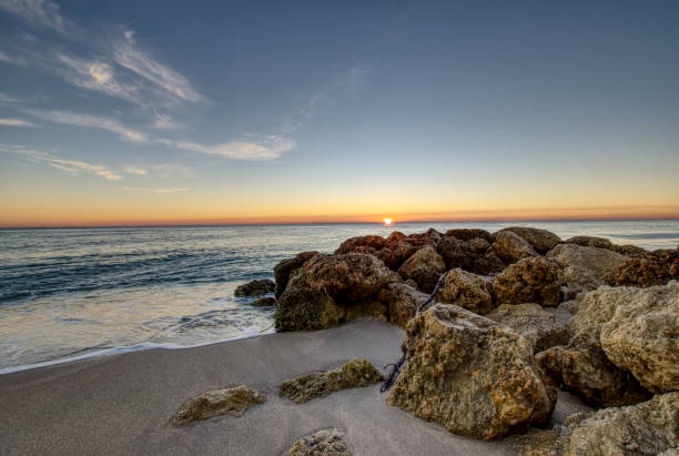 floridian sunrise - atlantische oceaan stockfoto's en -beelden