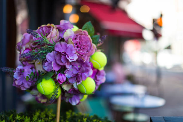 цветы и теннисные мячи с фоном bokeh - wimbledon tennis стоковые фото и изображения