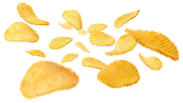 geflötete kartoffelchips schweben auf weißem hintergrund - chips potato stock-fotos und bilder
