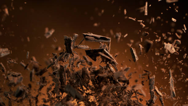 분쇄 된 초콜릿 조각의 비행 조각 - 초콜릿 뉴스 사진 이미지