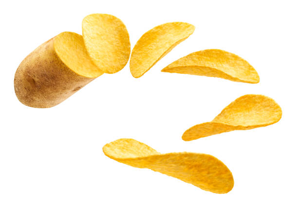 fliegende kartoffel-slice in kartoffelchips isoliert - chips potato stock-fotos und bilder
