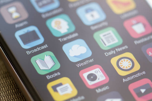 wetter-icon auf smart phone screen fokussiert - mobile app stock-fotos und bilder