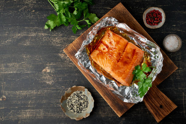 魚とホイルパックディナー。サーモンのフィレ。健康的な食生活食品、ケトダイエット - ホイル焼き ストックフォトと画像