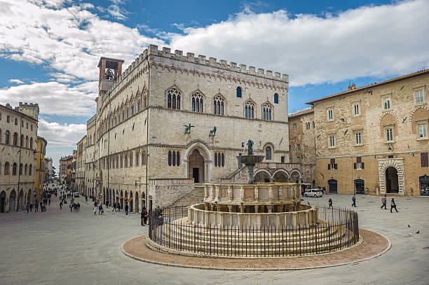 fontana maggiore on piazza iv novembre in perugia, umbria, italy - perugia foto e immagini stock