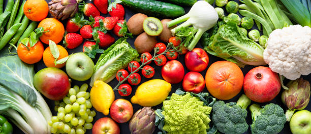 de achtergrond van het voedsel met assortiment van verse organische groenten en fruit - groente stockfoto's en -beelden