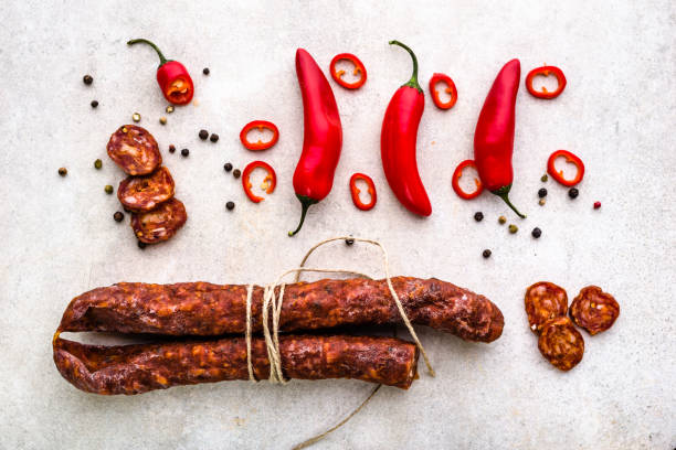 voedsel afkomstig uit spanje, chorizo worst segmenten of salami pepperoni, traditionele spaanse tapas, overhead. - chorizo stockfoto's en -beelden