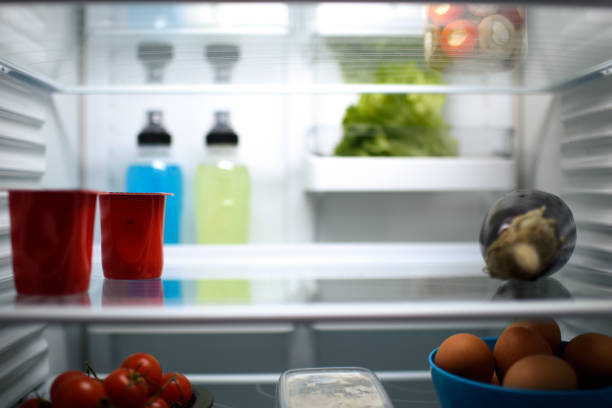 食品を冷蔵庫 - 冷蔵庫　中 ストックフォトと画像