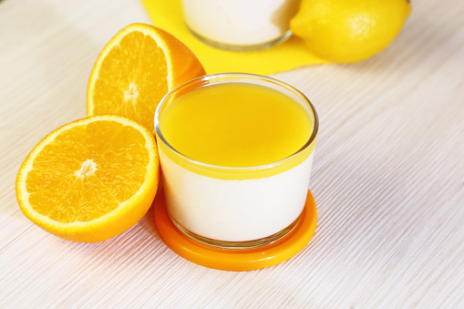食品パンナコッタイタリア語ミルク柑橘デザート ヨーグルトとレモンとオレンジとクリームから成っています かんきつ類のストックフォトや画像を多数ご用意 Istock