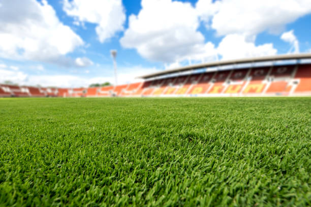 サッカー フィールド ボールのサッカー フィールド背景テクスチャ、緑の草の上 - 人工的 ストックフォトと画像