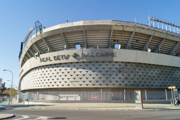 stadio di calcio del real betis balompié della prima divisione spagnola. stadio benito villamarin nel campionato di calcio spagnolo noto come laliga. - betis siviglia foto e immagini stock