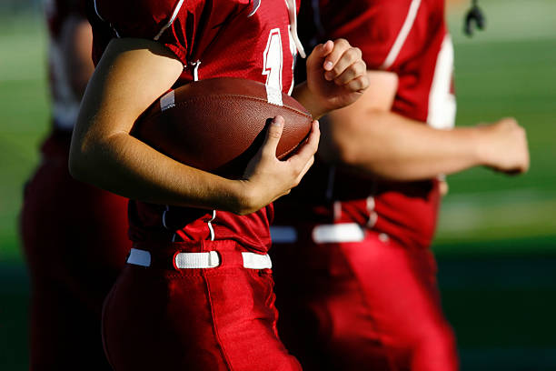 football team - hogeschool rood samen stockfoto's en -beelden