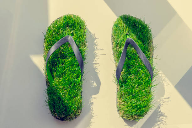 fußabdruck mit grünen artifitial grass - sustainability fashion stock-fotos und bilder
