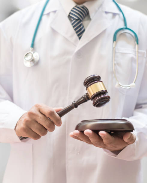 medycyna sądowa badania prawne lub praktyki medycznej - pojęcie sprawiedliwości nadużyć z sędzia gavel w rękach lekarza - błąd medyczny zdjęcia i obrazy z banku zdjęć