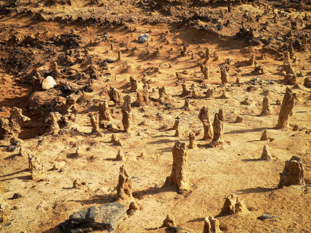 sandformationen in einer wüste - tropfsteinhöhle stalagmiten stock-fotos und bilder