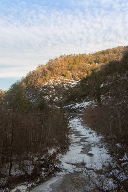 프랑스 남부 겨울 의 산악 지역의 포젠 강 - digne 뉴스 사진 이미지