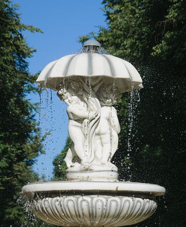 Brunnen In Der Stadt Park Mit Einer Statue In Der Mitte Zahlen