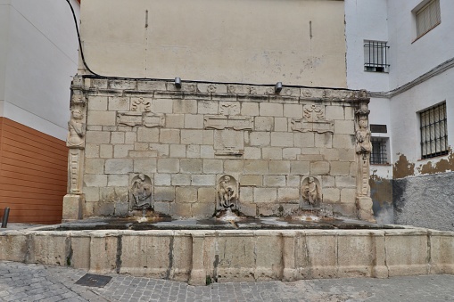 Fuente de los Caños construida en el siglo XVI, se encuentra dentro del casco antiguo de Jaén. Fuente de los Caños built in the 16th century, is located in the old town of Jaén.