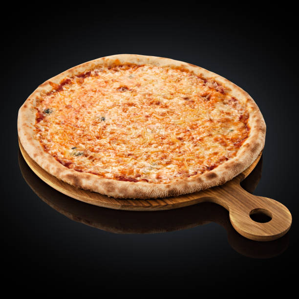 four pizza au fromage, mozzarella, cheddar, crème - champignon et en studio et fond noir photos et images de collection