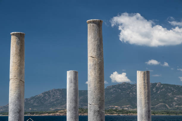 quattro colonne romane in una posizione costiera - roma cagliari foto e immagini stock