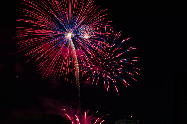 четвертое июля день независимости фейерверк - sparks стоковые фото и изображения