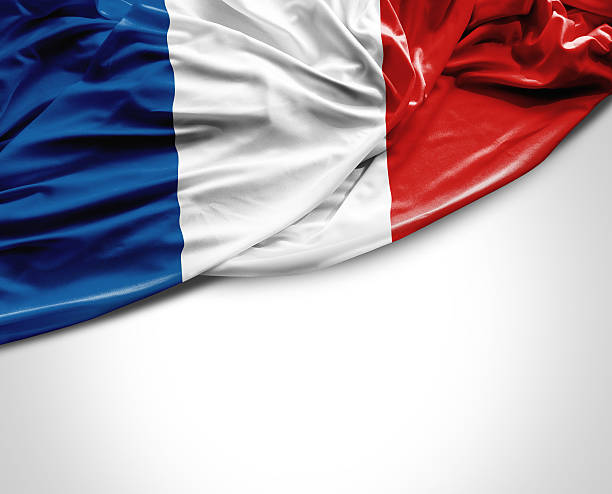 agitant le drapeau de la france sur un arrière-plan blanc - drapeau français photos et images de collection
