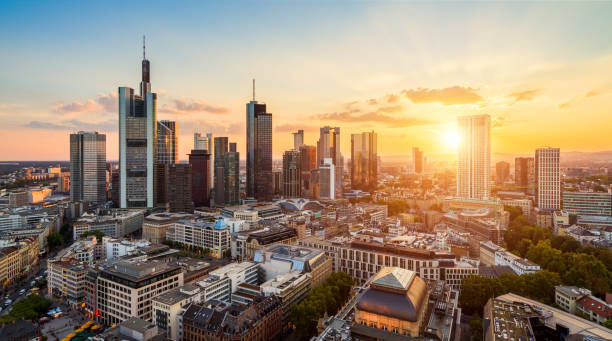 skyline von frankfurt - frankfurt stock-fotos und bilder