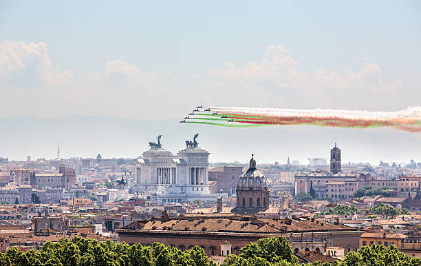 frecce tricolori über rom am 2. juni 2015 - italienisches militär stock-fotos und bilder