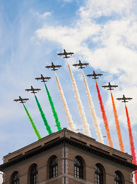 frecce tricolori über rom am 2. juni, italien - italienisches militär stock-fotos und bilder