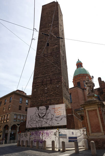 libertà per patrick zaki ritratto d'arte appeso nel centro di bologna. italia - patrick zaki foto e immagini stock