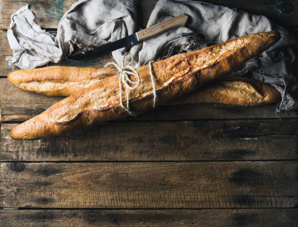 frans stokbrood op ruwe rustieke houten achtergrond - plankje plant touw stockfoto's en -beelden