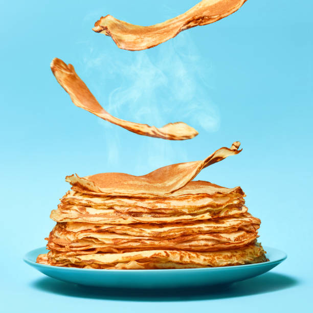 i pancake francesi volano sullo sfondo blu - pancake foto e immagini stock