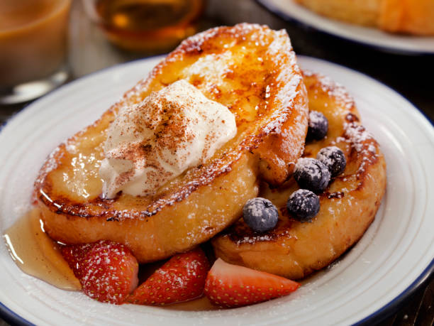 french toast with maple syrup and berries - rabanada imagens e fotografias de stock
