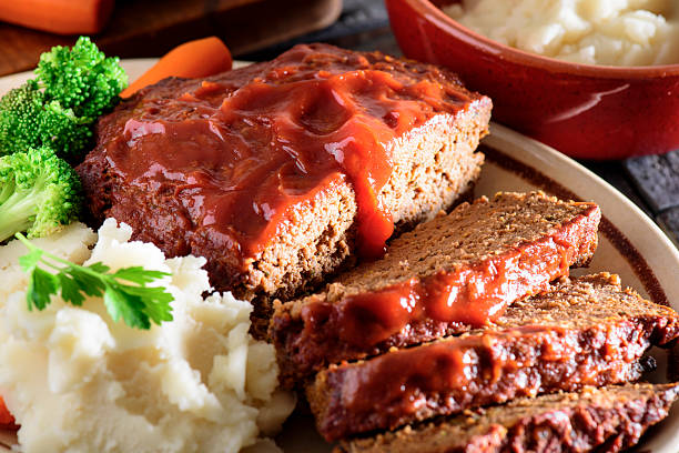 свежевыпеченных томатный глянцевой meatloaf, подается с картофелем mashed - meat loaf стоковые фото и изображения