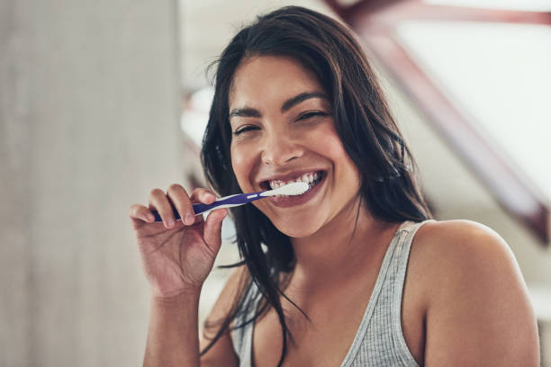 frisk andedräkt att börja en ny dag - kvinna borstar tänderna bildbanksfoton och bilder