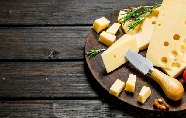 formaggio fresco con rosmarino sul tagliere. - formaggio foto e immagini stock