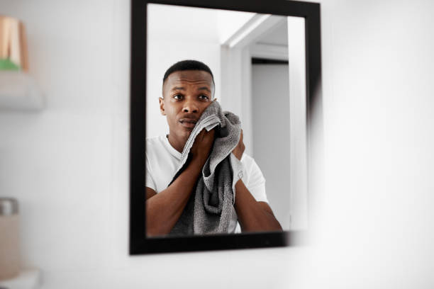 un nouveau visage est la façon dont vous commencez votre journée - homme miroir photos et images de collection