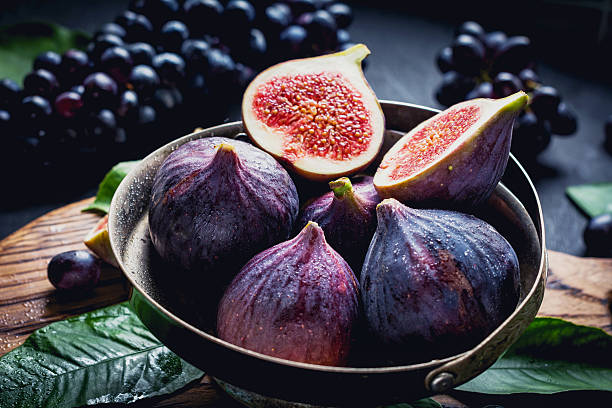 fresh figs, close up - figo imagens e fotografias de stock