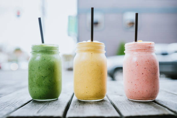 färsk frukt och grönsaker iced smoothie drink - smoothie bildbanksfoton och bilder
