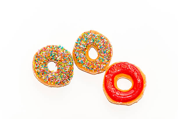 frische glasierte donuts isoliert auf weißem hintergrund, aufsicht - homer simpson stock-fotos und bilder