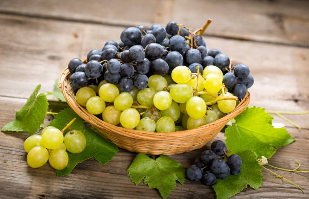 fresh grapes in the basket - uvas imagens e fotografias de stock