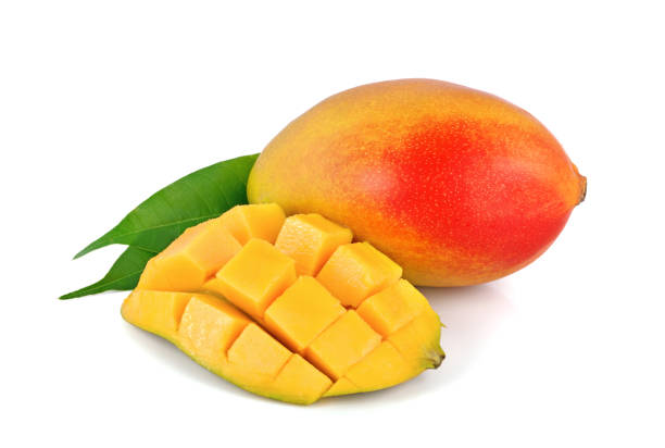 frische mango-frucht auf weißem hintergrund - mango stock-fotos und bilder