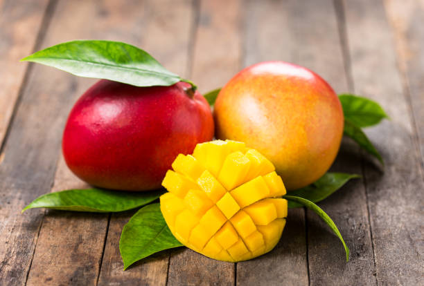 frische mangofrucht - mango stock-fotos und bilder