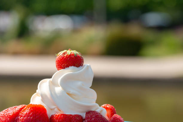 신선한 딸기와 휘 핑된 아이스크림 영국 여름 동안 판매 - wimbledon tennis 뉴스 사진 이미지