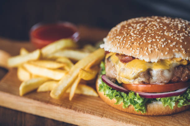 taze lezzetli burger - burger stok fotoğraflar ve resimler