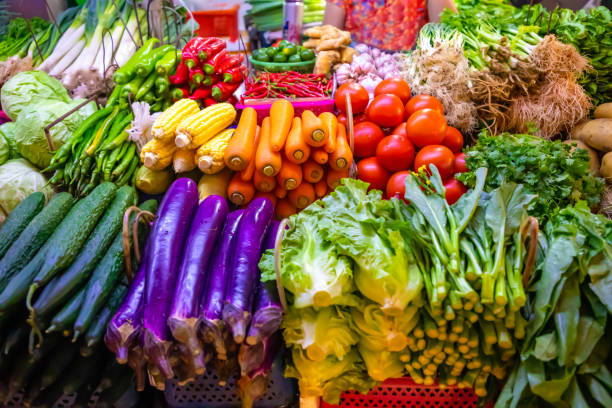 frisches gemüse und obst auf dem lokalen markt in sanya, hainan, china - gemüse stock-fotos und bilder