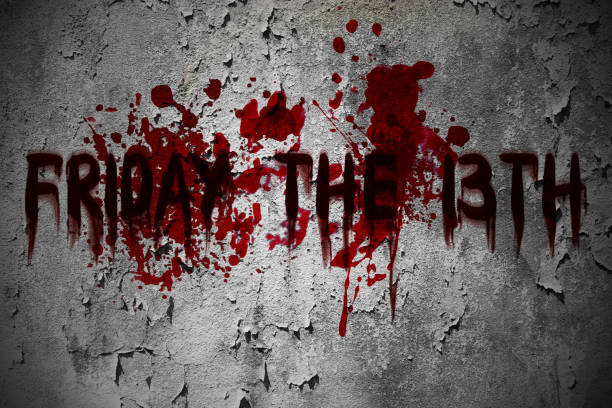 el viernes el 13 grunge miedo terror texto sobre el muro sucio de la sangre. - friday the 13th fotografías e imágenes de stock