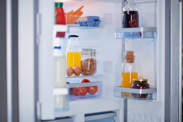 冷蔵庫は食料品でいっぱい。 - 冷蔵庫　中 ストックフォトと画像