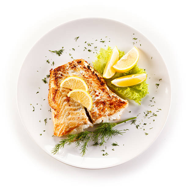 fried cod fillets and vegetables - tallrik med fisk bildbanksfoton och bilder
