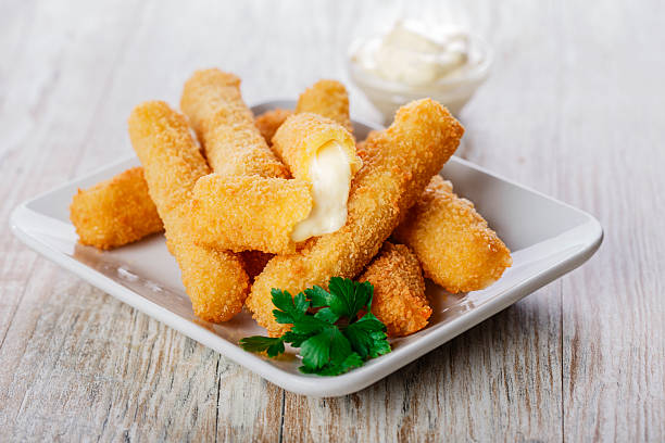 fried mozzarella cheese sticks breaded - hartig voedsel stockfoto's en -beelden
